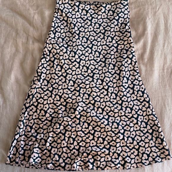 Light pink and black floral pattern midi skirt - Picture 1 of 7
